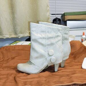 Stylish Women's Cream Boots